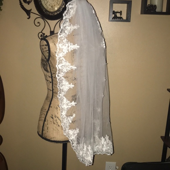 New Beautiful elbow length lace edged veil i - Picture 4 of 8